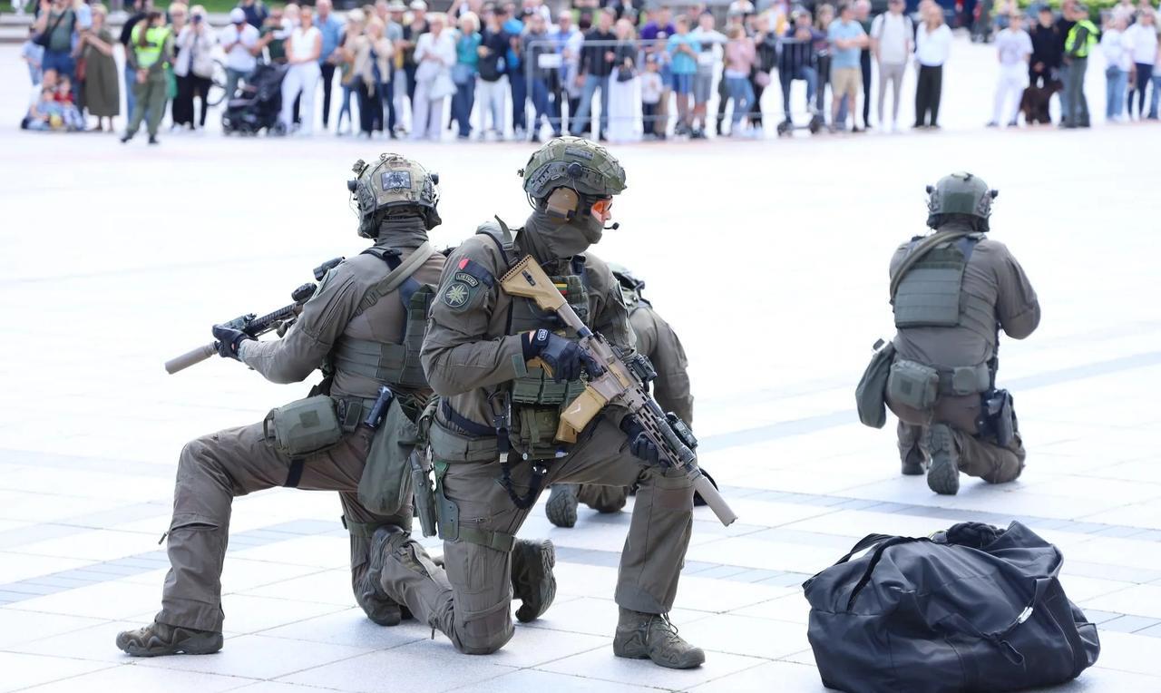 使用HK416A7突击步枪的立陶宛边防部队特种部队成员。立陶宛应该是继德国、爱