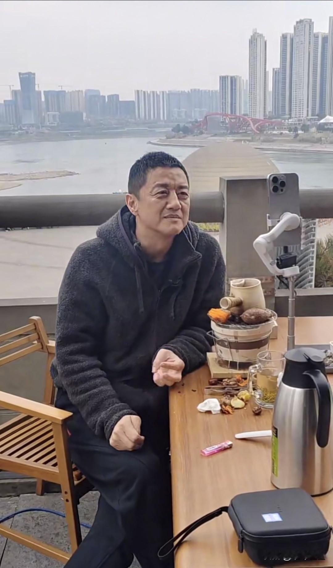 没有锣鼓喧天，没有热搜爆点，他端起茶杯，“钱都还完了。”李亚鹏昨晚抖音直播中