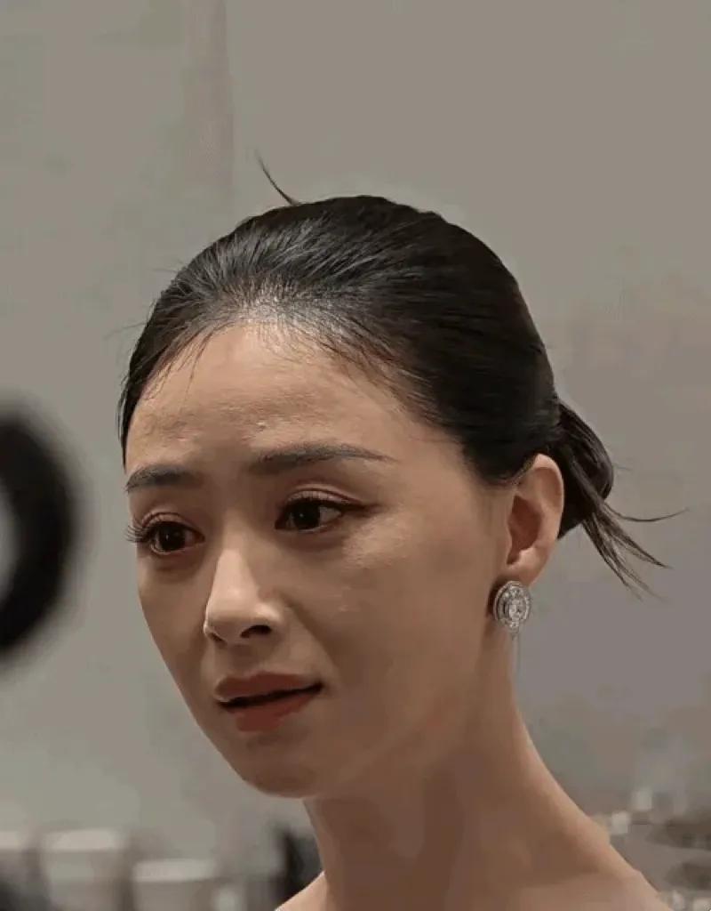 这才是女明星真实皮肤状态吧！最近蒋欣参加活动，高清照曝光了她的真实皮肤状态，这