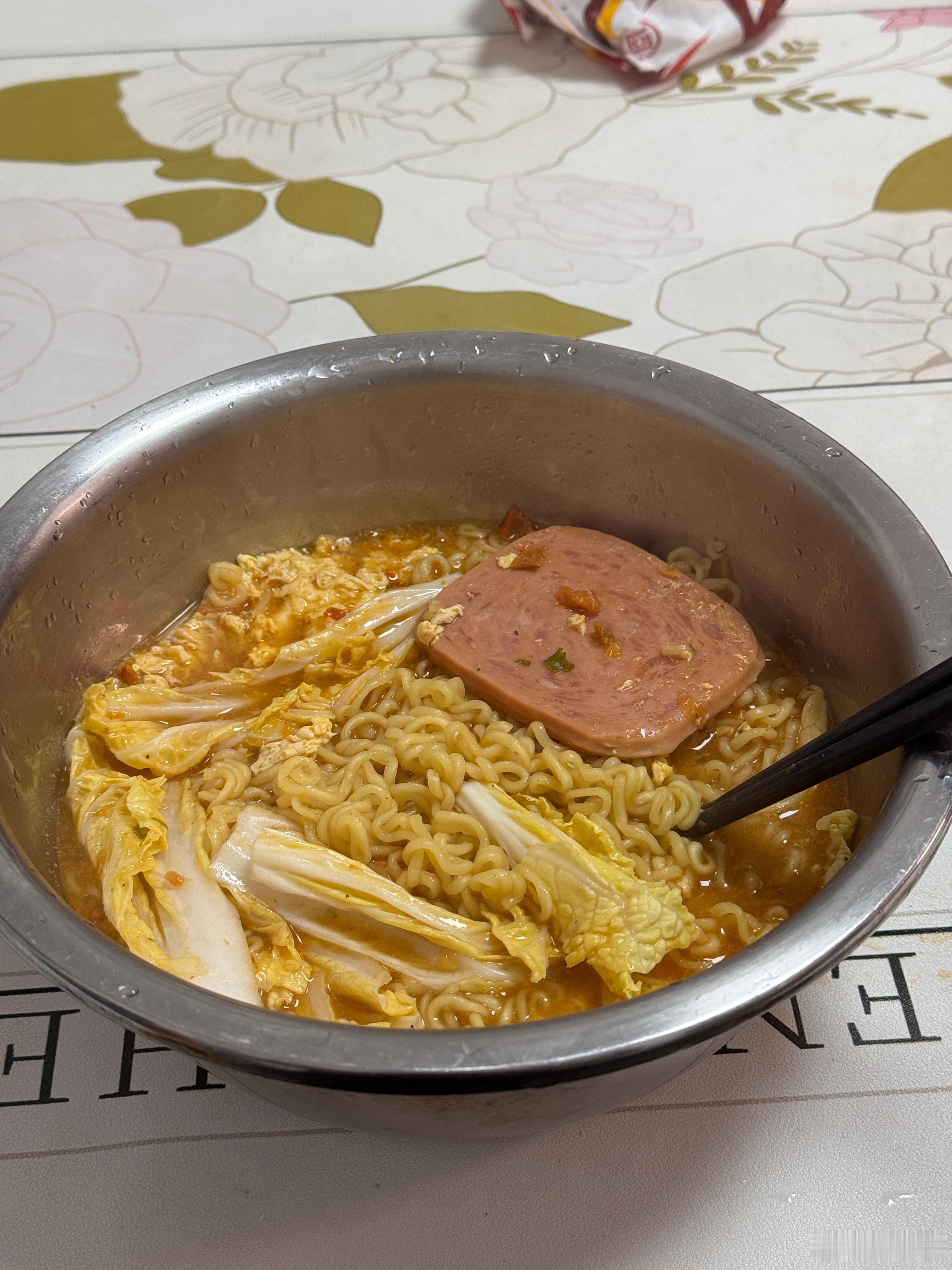 自从看了那个韩国霸道总裁吃饭“哇哇叫”的视频，我现在吃农心拉面总感觉特别的香[哈