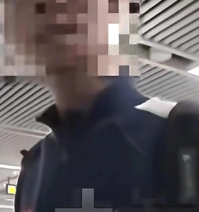 难道以后所有人出门都要带一个行走记录仪吗？浙江地铁站内，一位青年在地铁内行走，