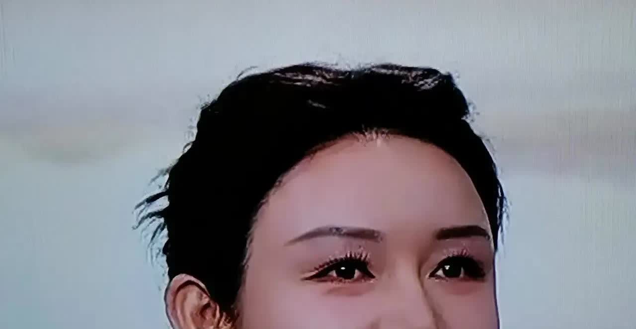 每次看到龙洋的眼睛，都会让我不自觉的想起一个人，因为在她们的眼尾处，有同样的特点