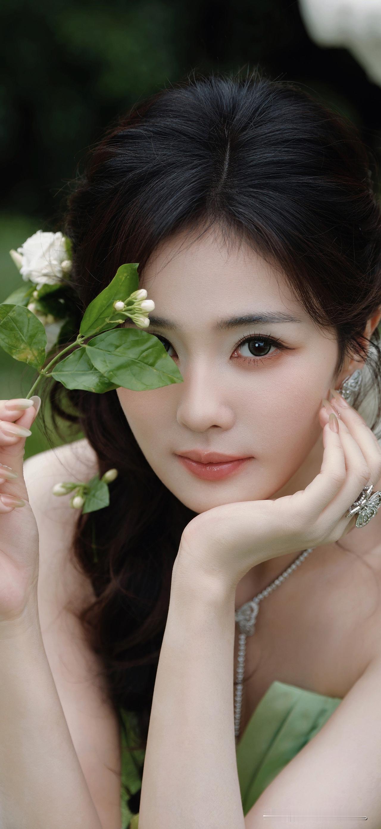 一眼看出白鹿自己化的妆白鹿壁纸，穿绿纱裙的林间少女，清新怡人。白鹿甜美白鹿