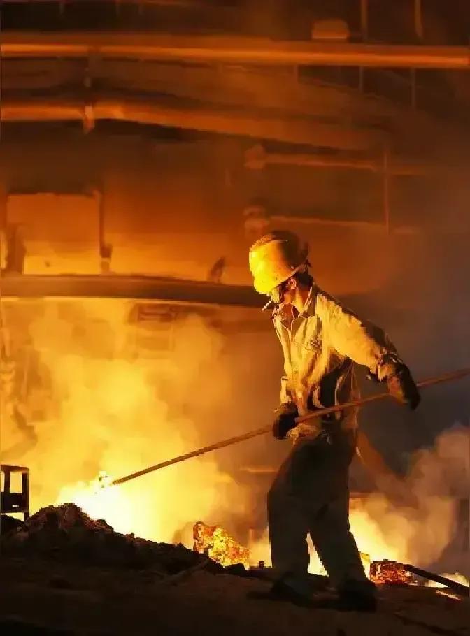 钢厂招工海报贴得再鲜亮，也挡不住年轻人转身就走。去年河北那家大厂，新招的90后