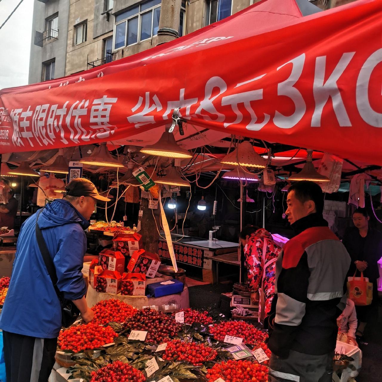 昨天，去刘家桥市场买些露地樱桃，给亲戚朋友发大连樱桃，每年就像我打卡的必须项一样