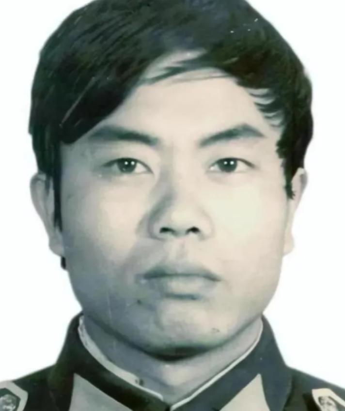 1987年，一位叫陈建军的警官，居然有纹身，更是有打牌，赌博的恶习，甚至还打骂老