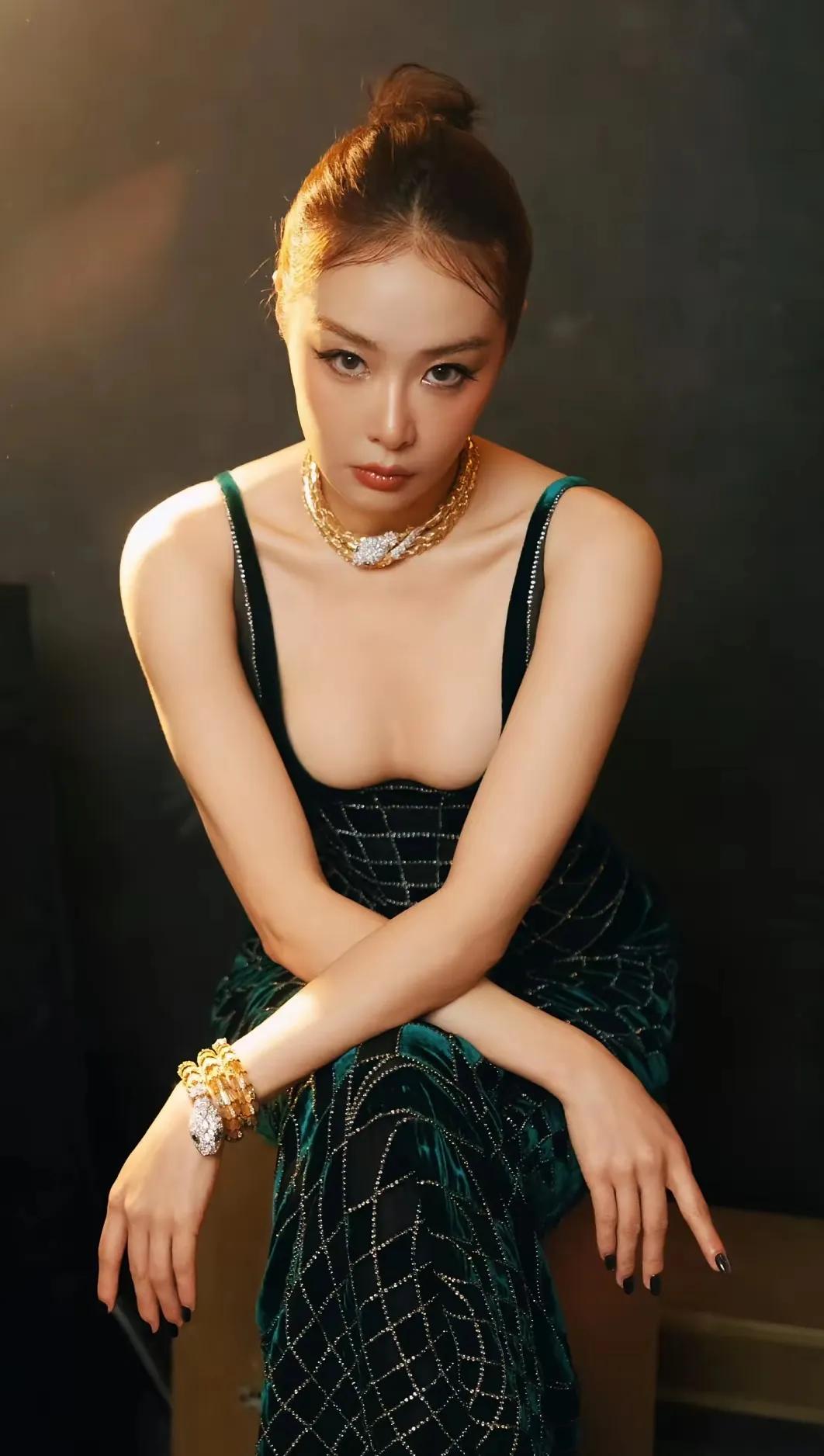 北京国际电影节这波造型太绝！🔥一袭墨绿丝绒长裙亮相，将奢华与性感完美融合。修