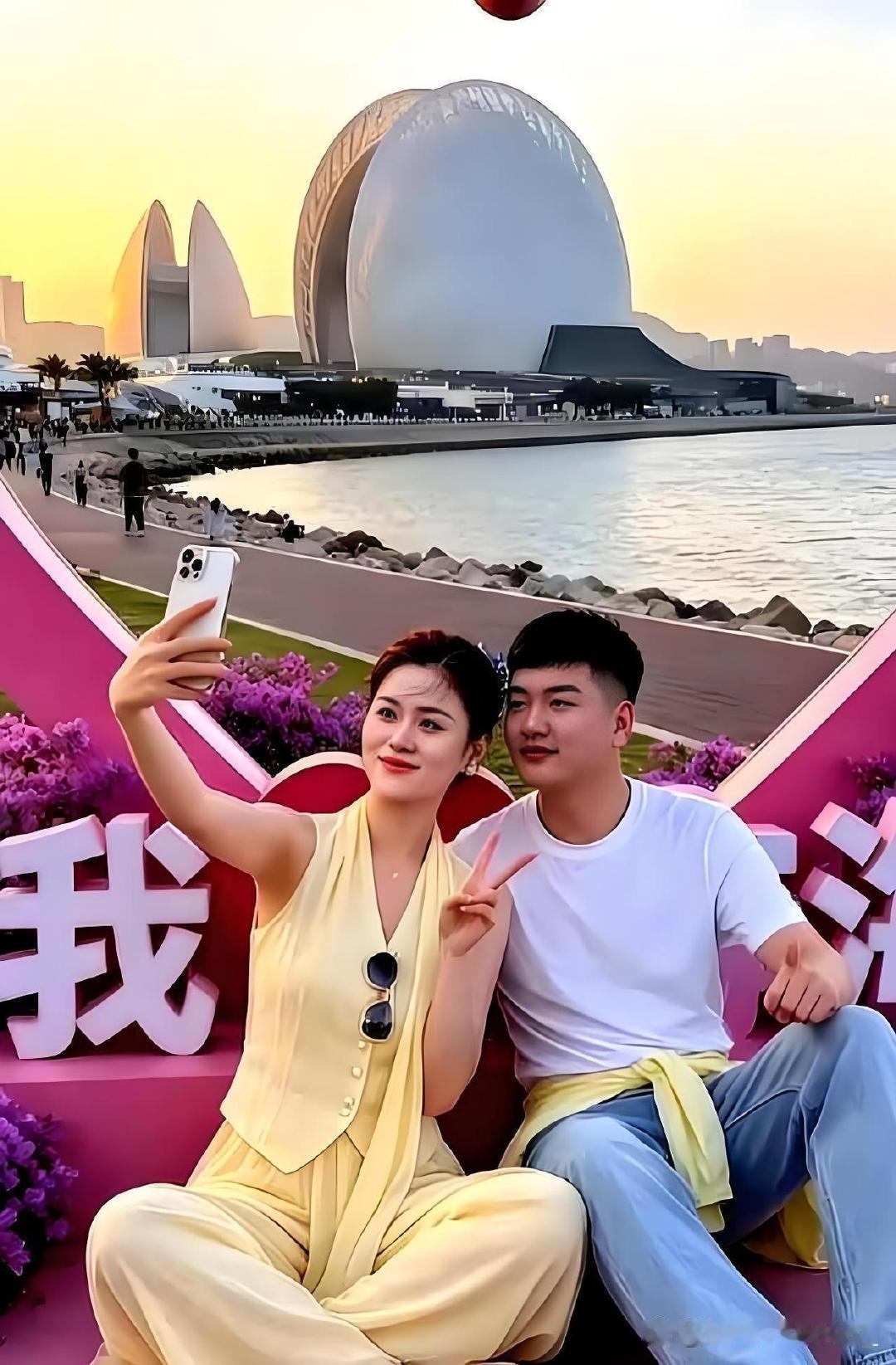 “大衣哥”朱之文的儿子朱小伟，近日带着媳妇陈萌去珠海玩了，朱小伟整个人看起来很有精神，日子确实过得安