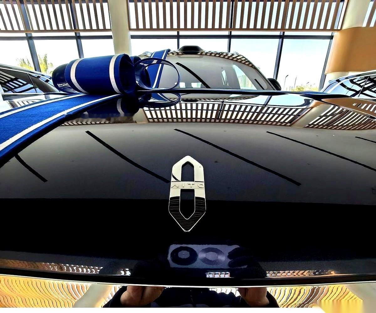 华为最新的自动驾驶系统，几乎是把高德地图的底层代码，直接塞进了车里。结果就是，