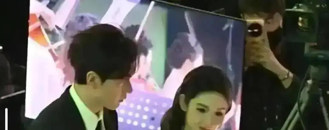 横店出租屋的瑜伽垫上，汗珠滴进手机镜头。王玉雯的胯部正悬在半空——这个控腿动作