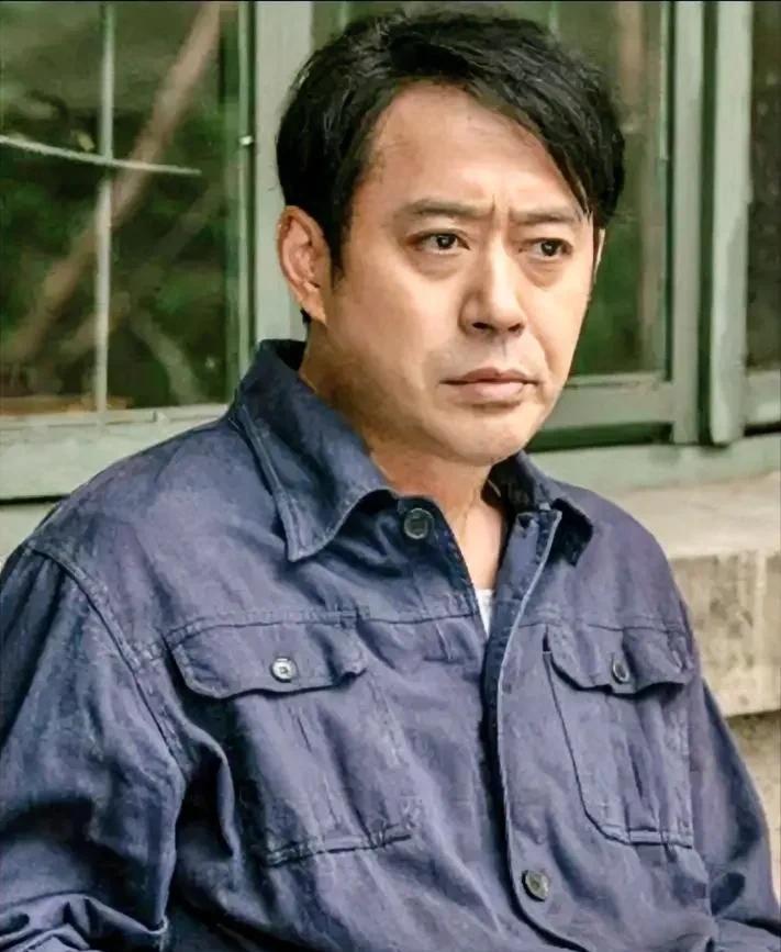 他做了五年的电工，谁也没想到，后来居然成为了影视明星了。他1972年出生，地地