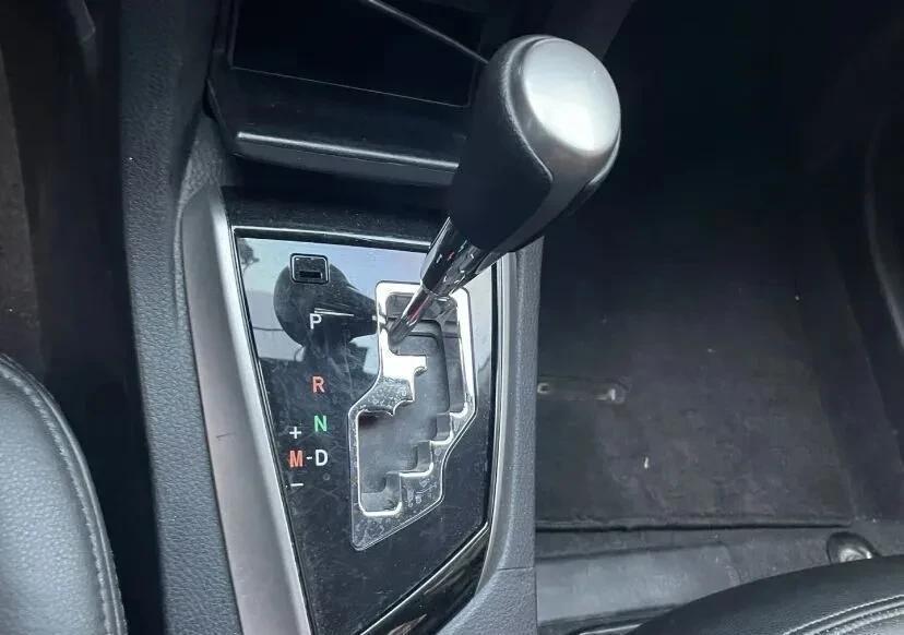 等红灯挂P挡，追尾一下赔了8万块。保险公司一句话：你自己操作不当，我们不赔。