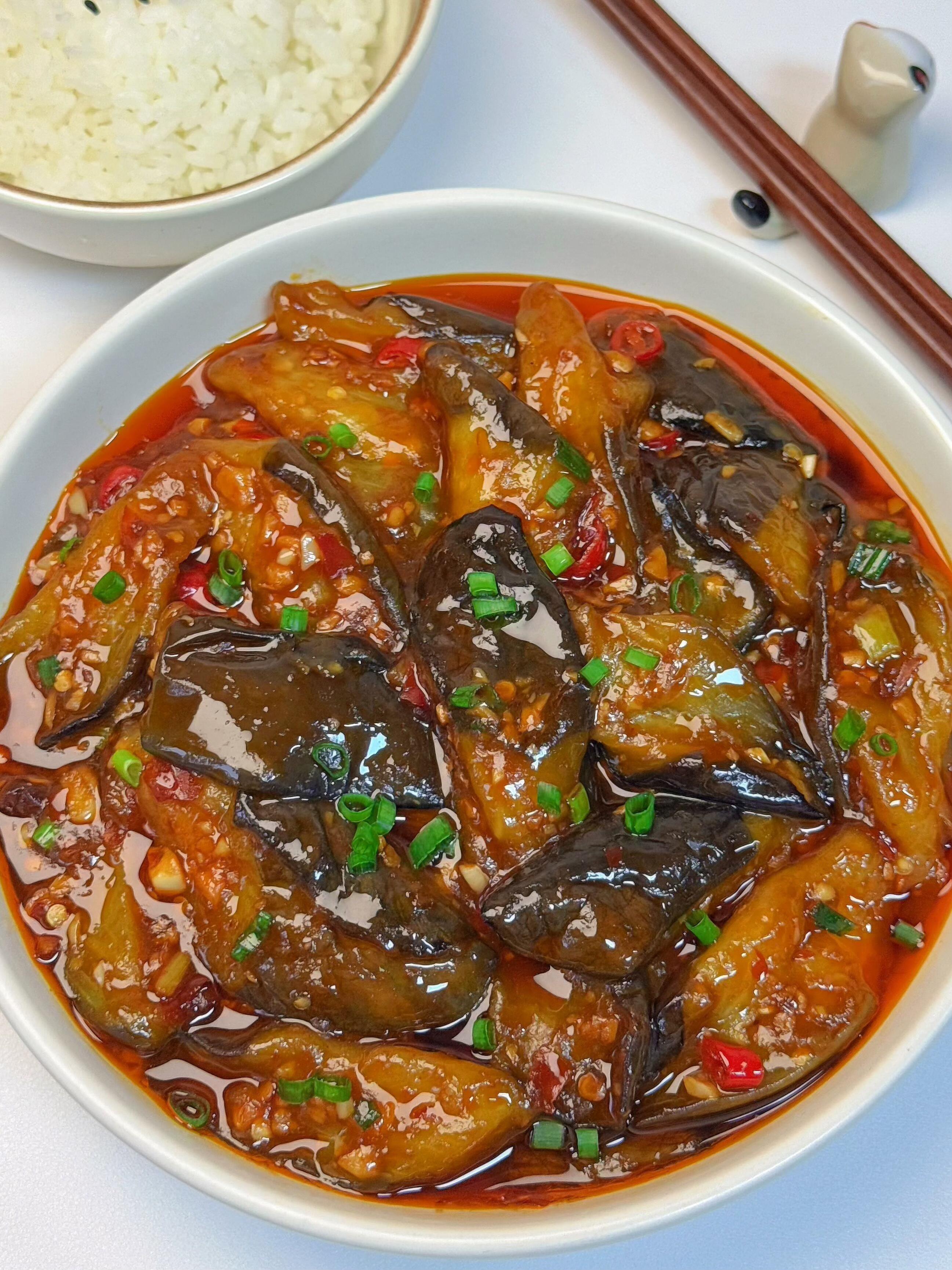 爱吃茄子的千万不要错过这道菜。茄子吸满了酱汁，软乎乎的~带着酱香和微微...