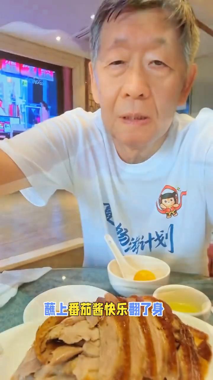 郑州美食：烤鸭。旅行郑州，来到郑州金水区人民路，这里是郑州烤鸭总店。由于生意比