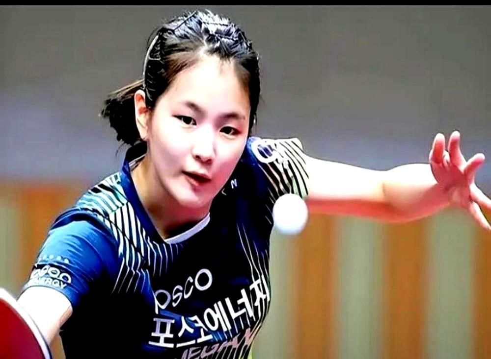 别被这张韩剧女主脸骗了，她打球能把人活活耗死。就在新加坡，伊藤美诚跟她打，