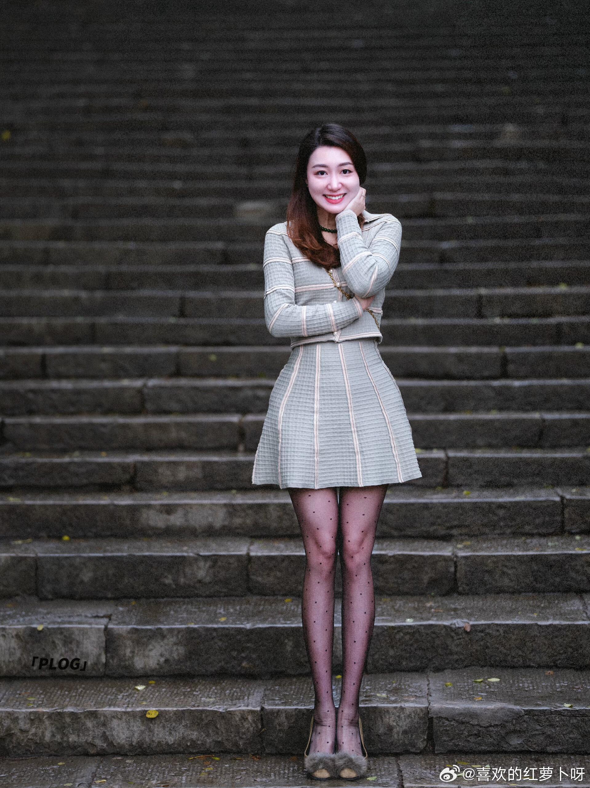 丝袜加上波点与原相机的质感，尽显性感与可爱~