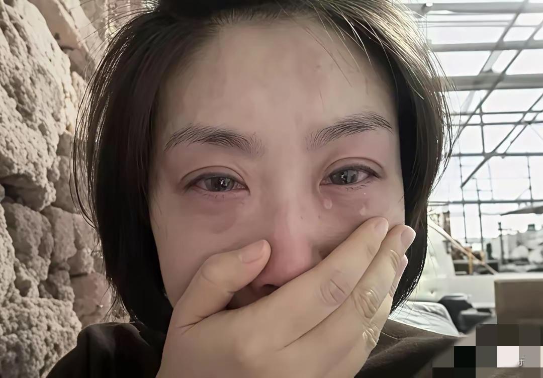 真的看哭了！广东这位单亲妈妈太让人心疼了！自己挤出租屋，穿旧衣服啃剩菜，咬牙供俩