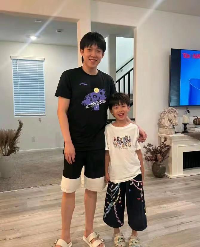 梁靖昆儿子晒与王楚钦合照，网友惊掉下巴：这才多大，儿子都这么大了！[比心]最近