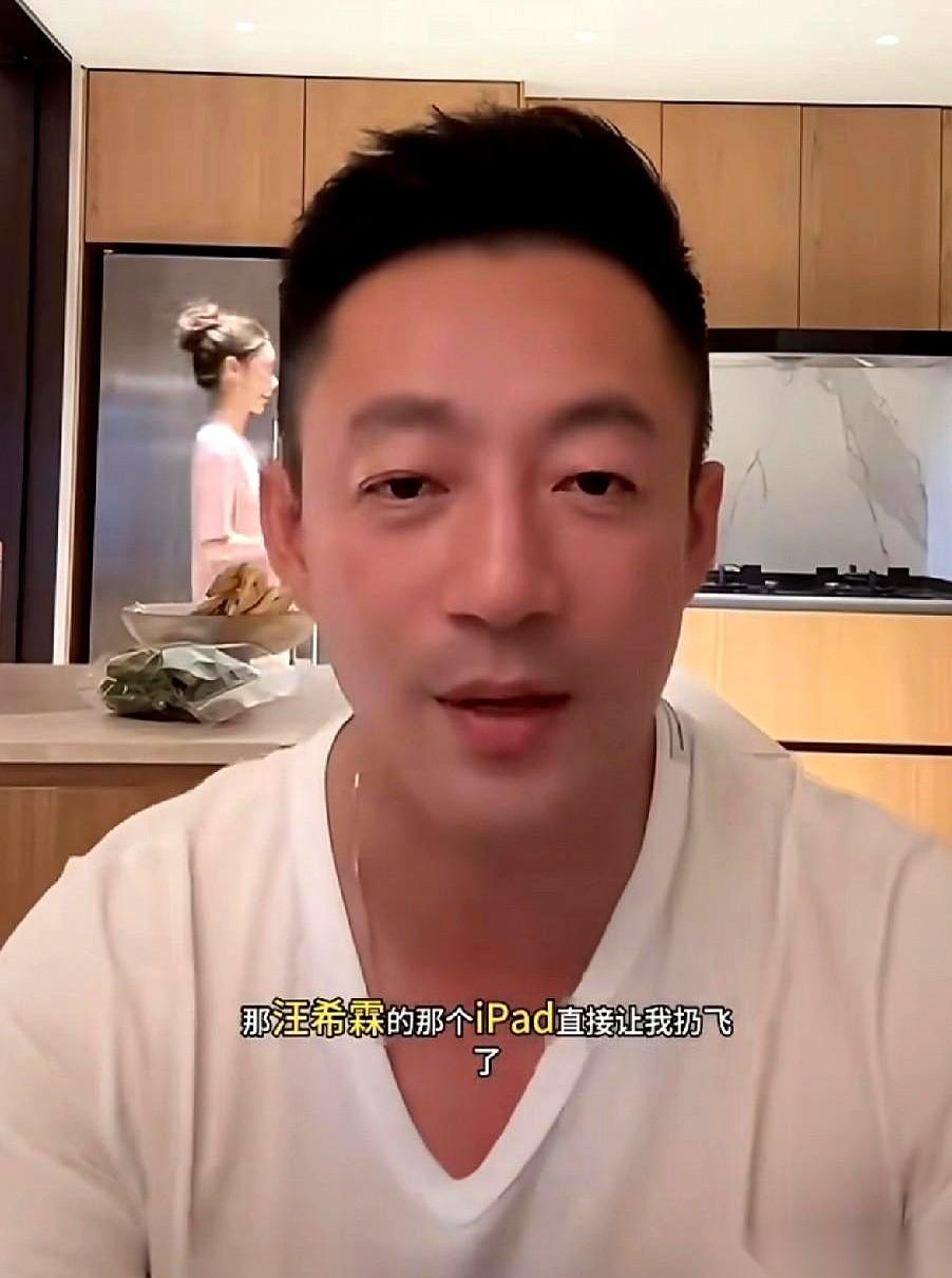 手机还是平板,直接被当爹的给扔飞了。就为了不让孩子玩。当妈的呢?永远是那个一