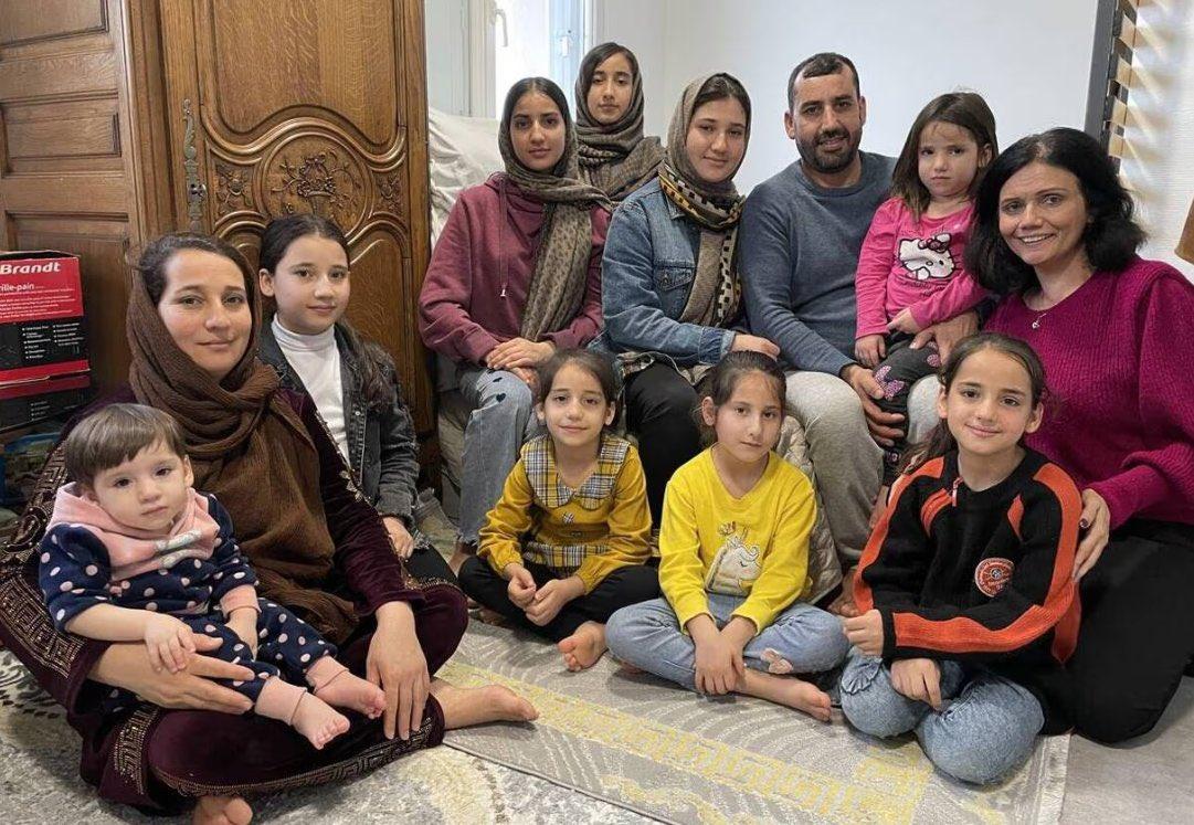 一名阿富汗难民根据家庭团聚法带着妻子和十个孩子来到法国。他目前失业，却获得一