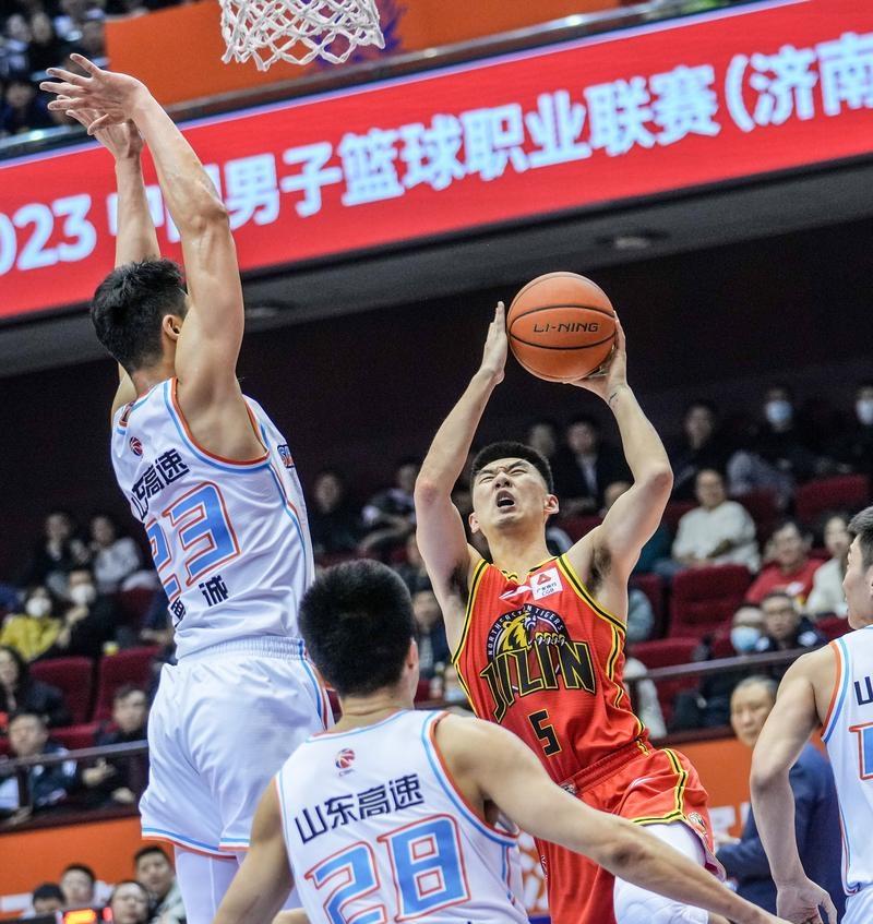 迎来三连败后，山东高速接下来要迎来四连败，极有可能以尴尬的7连败结束常规赛。邱