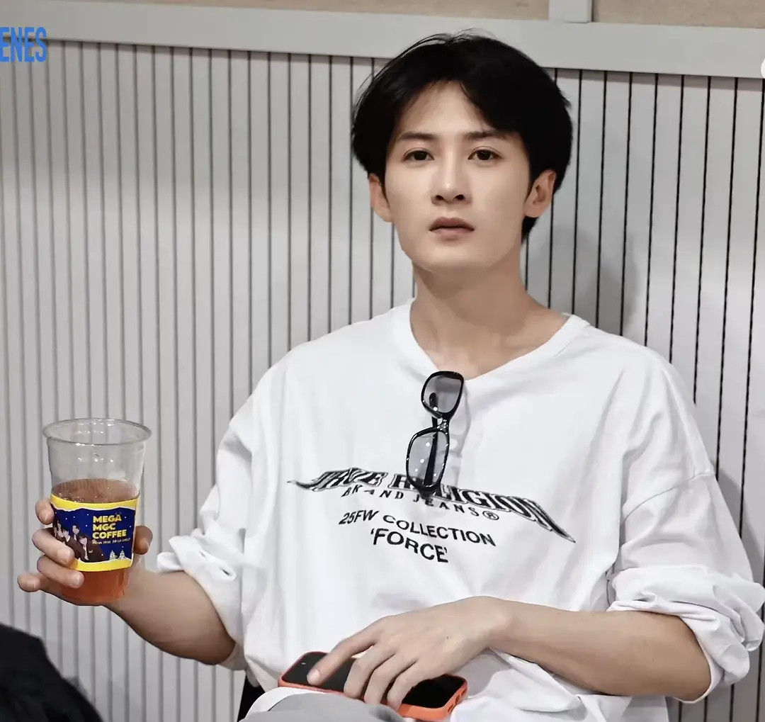 檀健次素颜皮肤还挺好