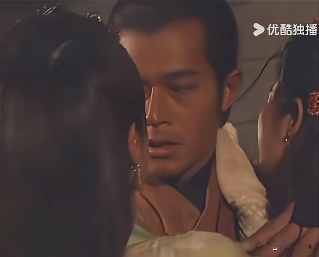 项少龙左拥右抱，先亲琴清（郭彩妮饰），再亲乌廷芳（萱萱饰）。也算是《寻秦记》忠实