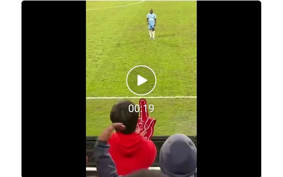 成都被罚50万，就因为这个极端球迷做出这个非体育道德行为的动作！不过还有一条处罚