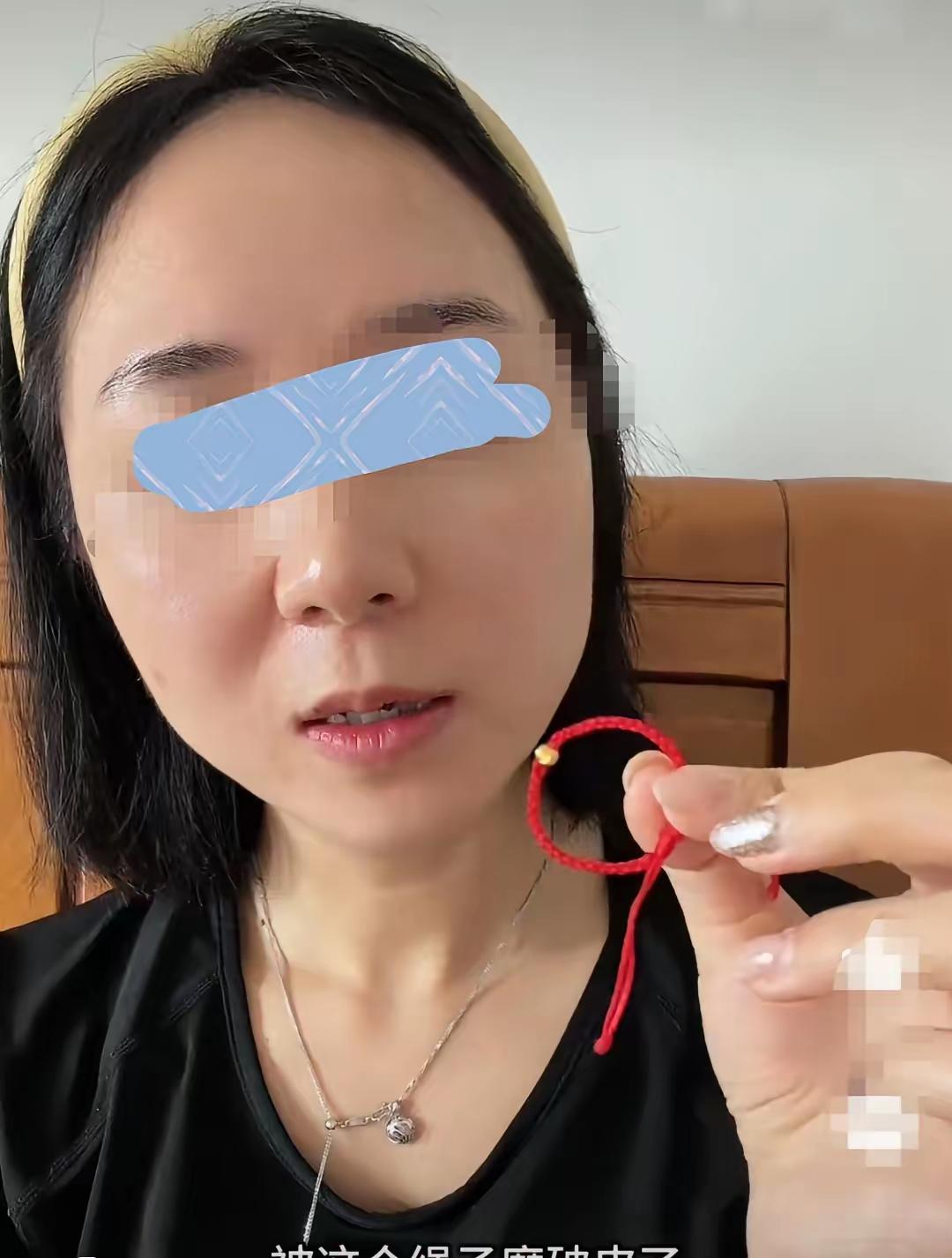 姑姑送给侄子一条手链，却被孩子妈妈挂到网上。视频看完，别看孩子妈妈面上笑着说