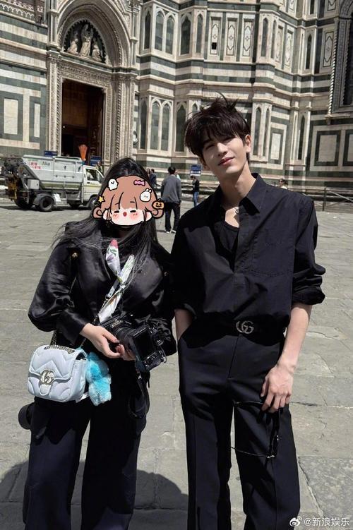 近日活动现场，一名男子陪老婆追星，随手落座竟阴差阳错坐在张凌赫身旁。他起初毫无察