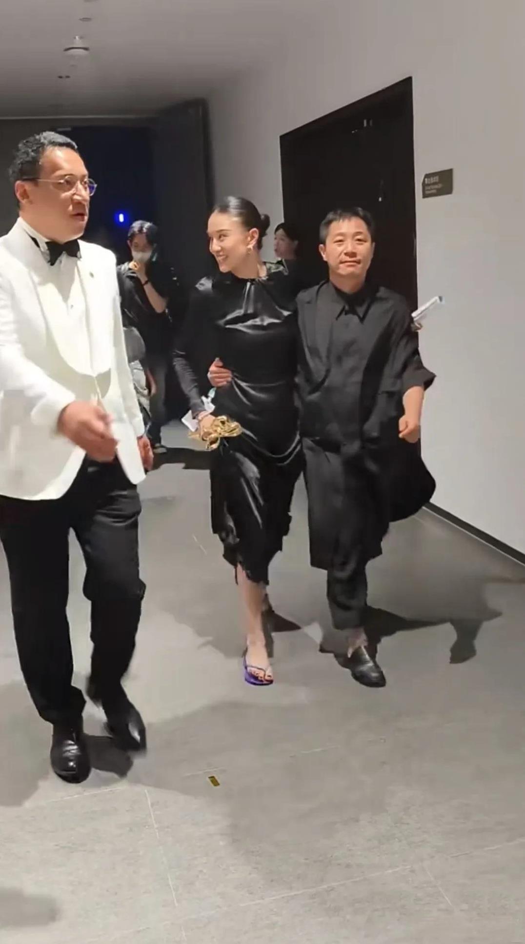 原来宋佳是真的不爱穿高跟鞋。看她领完奖后，直接穿着人字拖，急匆匆的从场内又出来