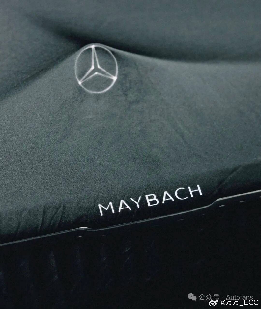 中期改款Z223迈巴赫S级。不变的竖格栅、不变的立标和小窗、不变的价格区间，唯一