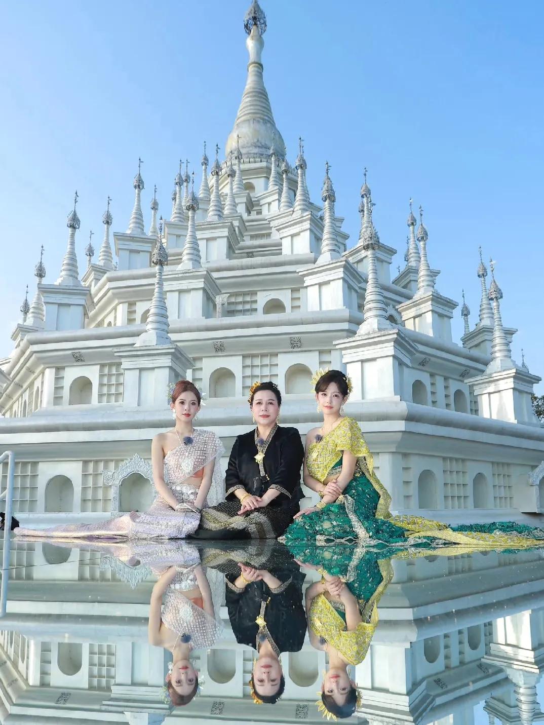 @程潇最新，与妈妈和亲妹妹@程晨～傣族[比心]