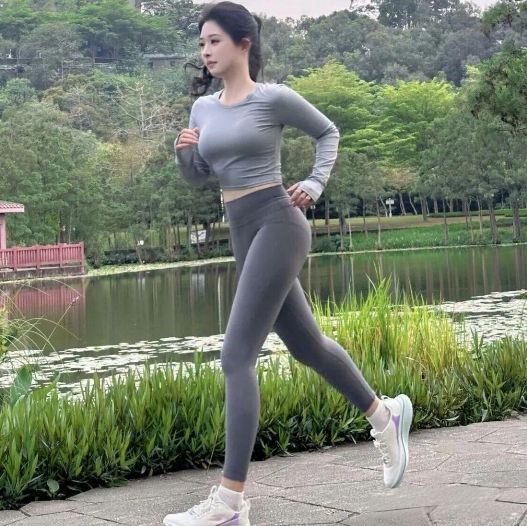 你有早上起来跑步的习惯吗?我基本上天天早上跑三公里，晚上跑五公里，双休日稍微多