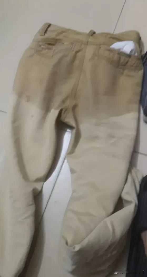 搬运工！这钱不好挣哦！五点多去制衣厂卸布条，总共250条，两个人用了三个半小