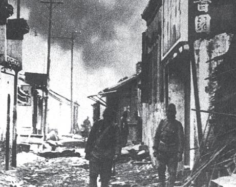 1937年12月，南京大屠杀期间的街道惨状。地点就在南京四条巷，右上角的招牌