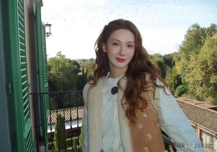 警方通报后金晨晒出受伤照并致歉！看她满脸是血，车撞的只是设施且已赔偿，这算逃逸吗