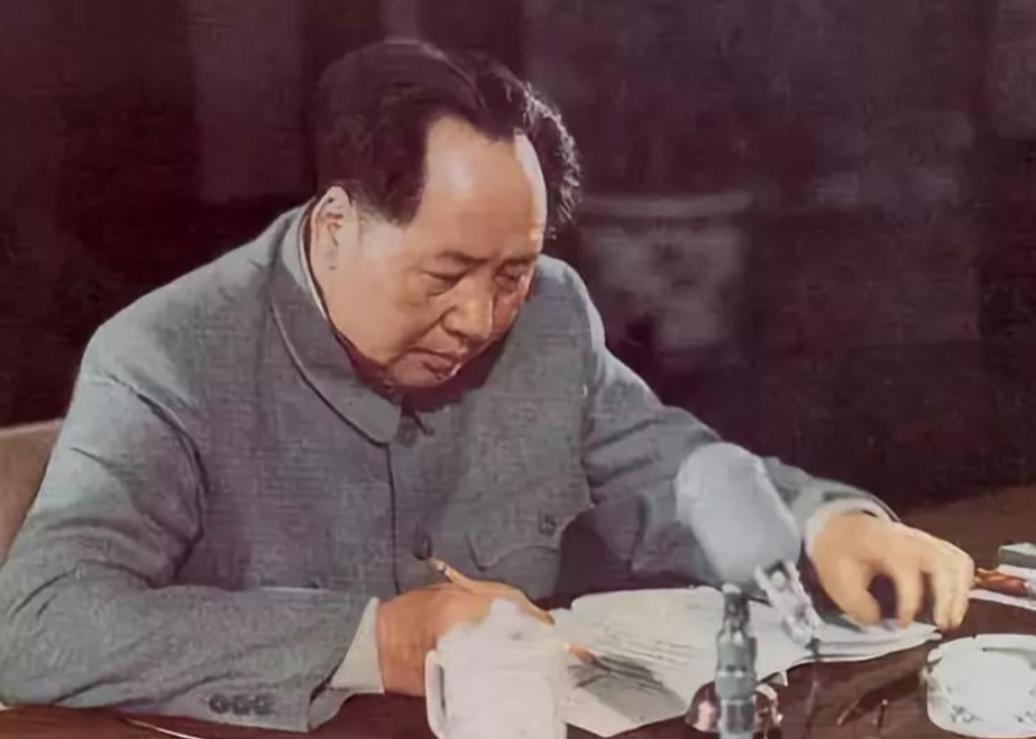 “拉出去枪毙！”毛主席一声断喝，惊得周恩来和聂荣臻连忙从沙发上站了起来，而旁边的