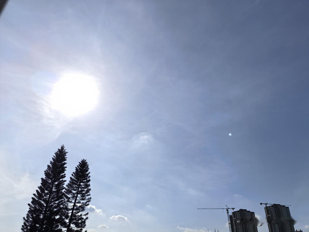 广东：热晴不减！周末喜迎降温雨啦！今明两天（27～28日），广东持续高温炎