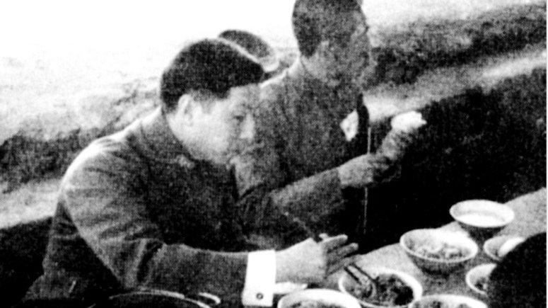 张学良在软禁的时候很喜欢喝可乐，每天要喝三四瓶。当时1美元可以买20瓶可乐，3.