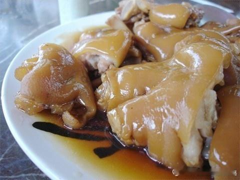 【白云猪手】著名广州传统菜。以猪手为主料，沸水煮至软烂，捞出晾凉后加调料凉拌，即