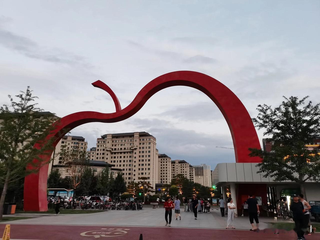 自驾游第106天，上一站从新疆温泉县到达伊宁苹果公园，把车停在湖边驻车点，一下就