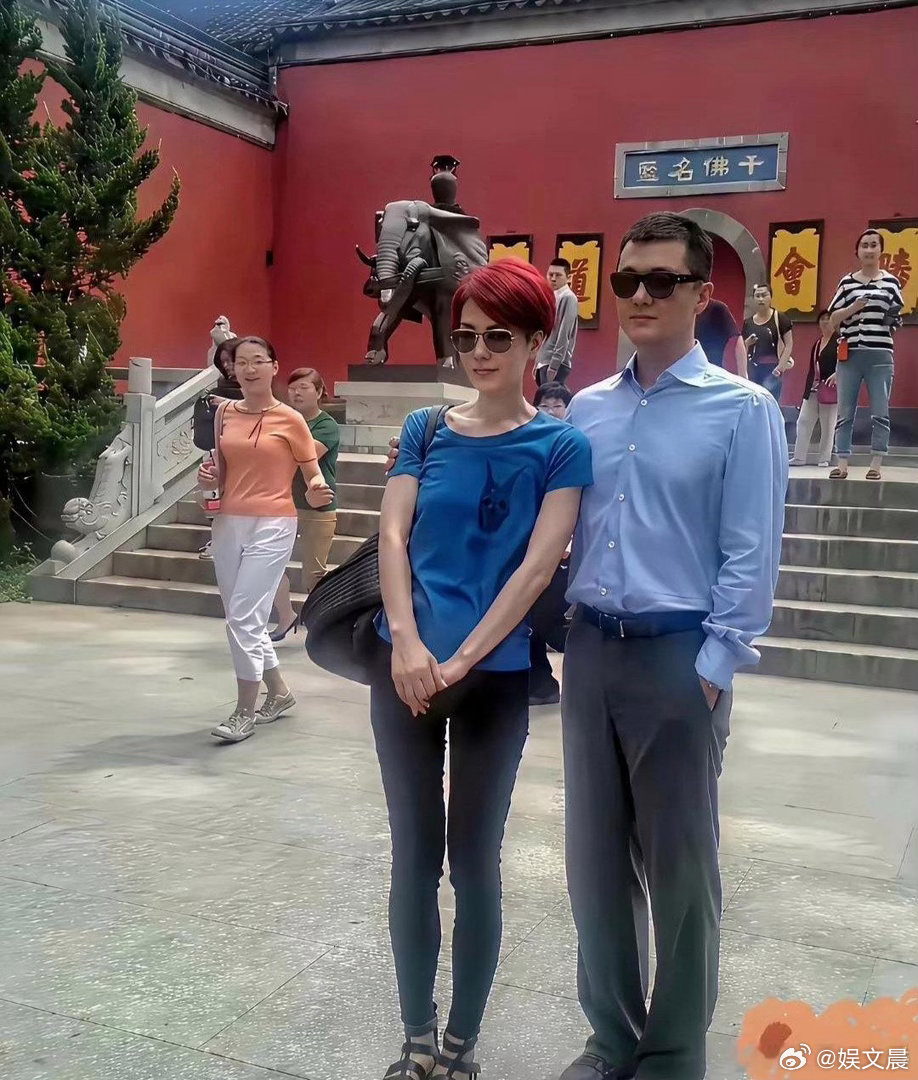 早年王菲与李亚鹏同框合照，二人墨镜造型各具特色，气场十足。