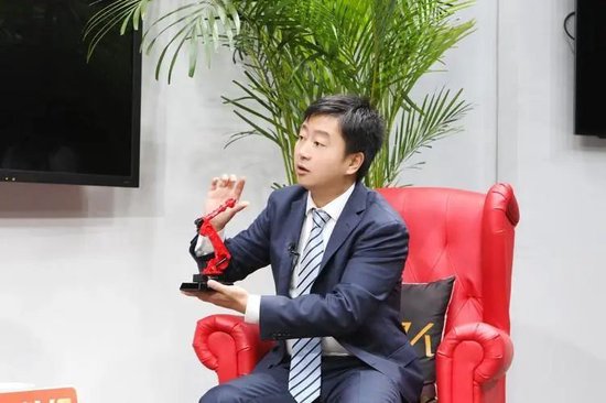 60后美女投资家和两个80后“弟弟”, 搞垮了哈工智能、天喻信息两家上市公司