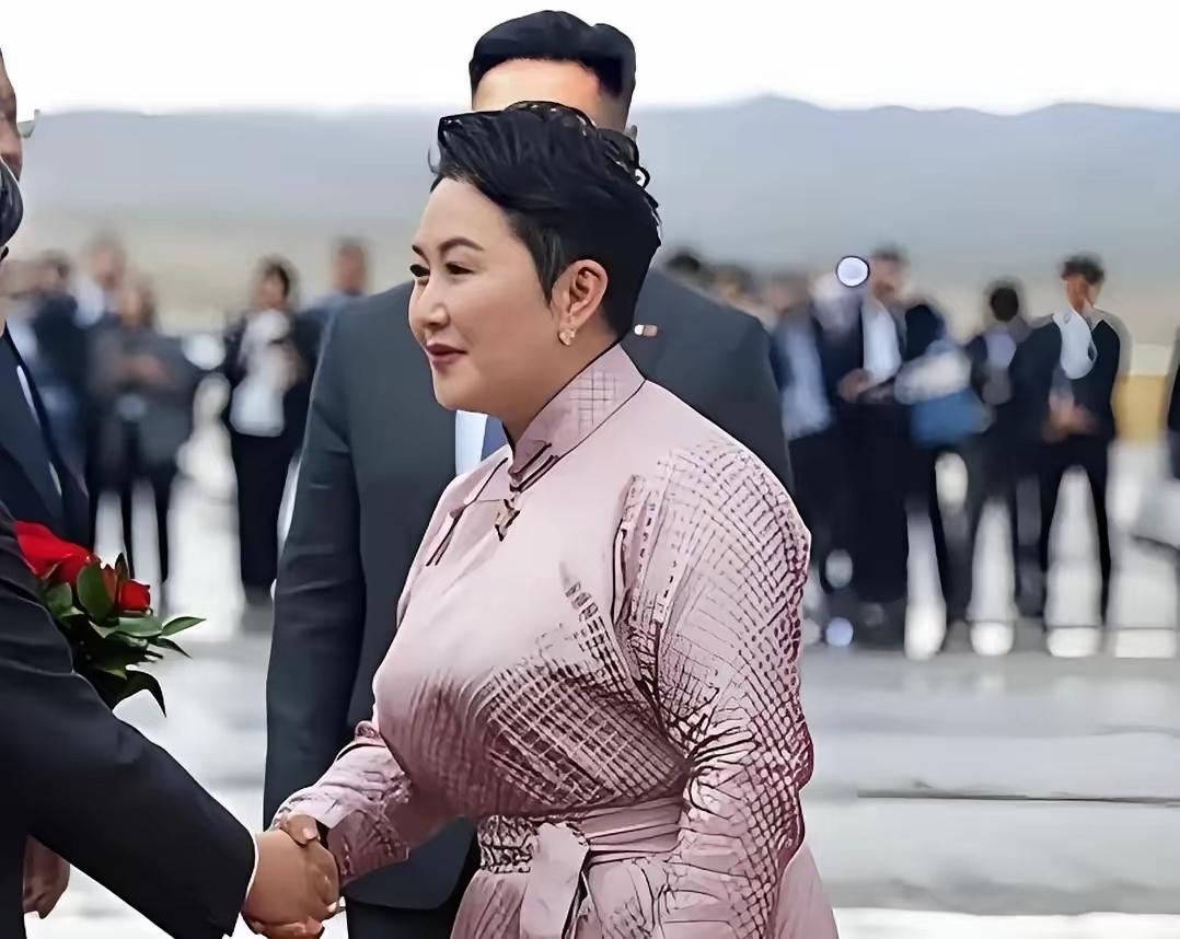 蒙古国这位女外长，越了解越觉得有意思。巴特蒙赫·巴特策策格，73年的，出身