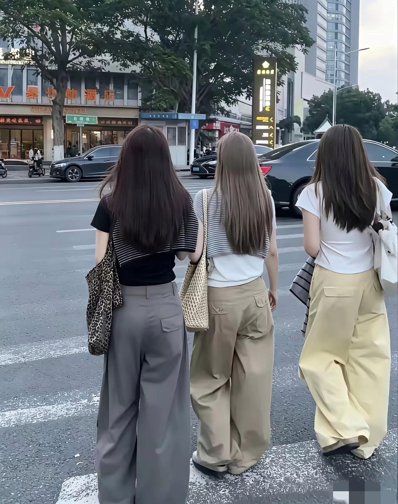我感觉女装真的完蛋了满大街都是这种裤子，看起来土土的，我看现在根本没有几条正常