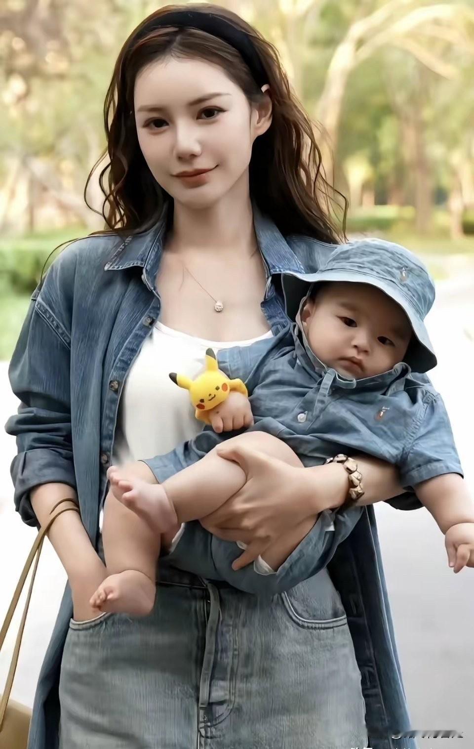 6个月大的小汪宝在公园看风景，妈妈马筱梅特意给两人都穿了牛仔服，凑了套超有爱的母