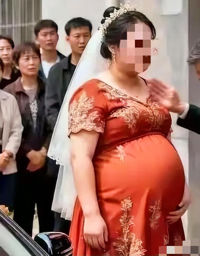 刷到这事儿我拳头都硬了！怀着孕的新娘站在花车旁没人接，新郎装死、婆家隐身，肚子里