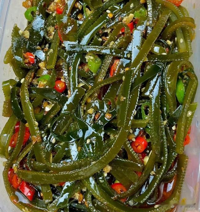 很多人认为海带是水中的植物。其实海带既不是动物，也不是植物。那它是什么？海