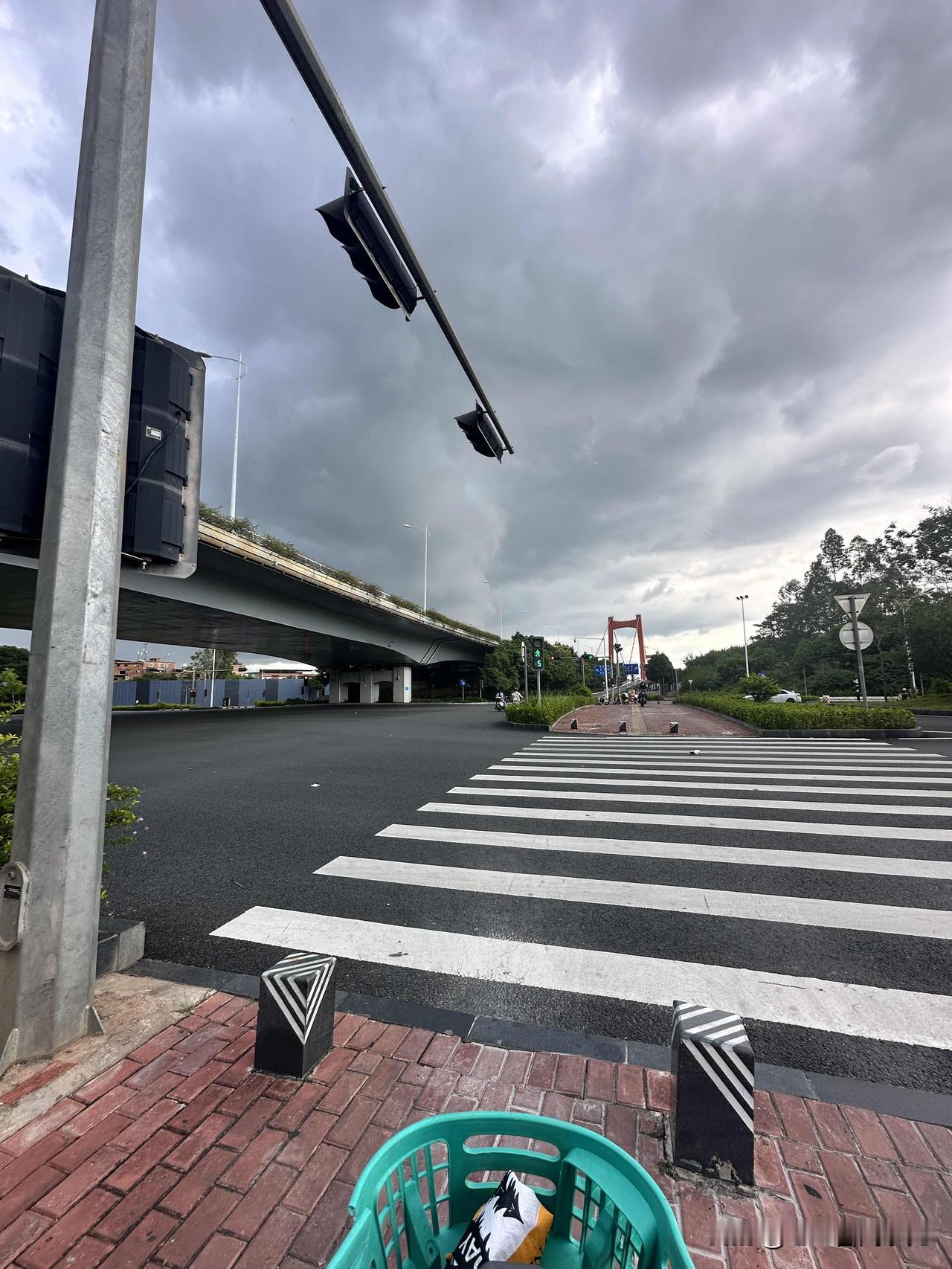 住南宁五象，一到年底周边鞭炮声响更多了。这声音，很多是来自周边村里的拆迁老住